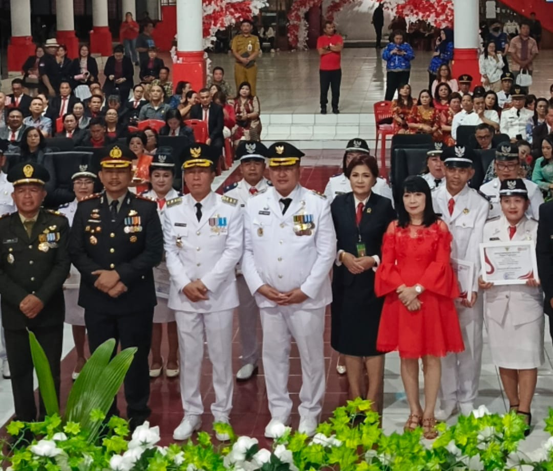 Hukum Tua Meiwan Merentek Terima Penghargaan dari Bupati Franky Wongkar