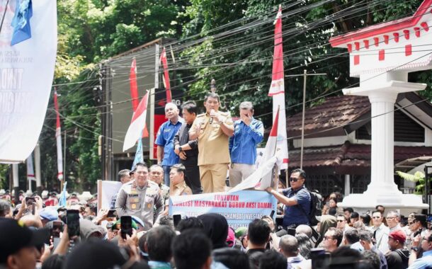 Gubernur Yulius Turun Langsung dan Sapa Pendemo