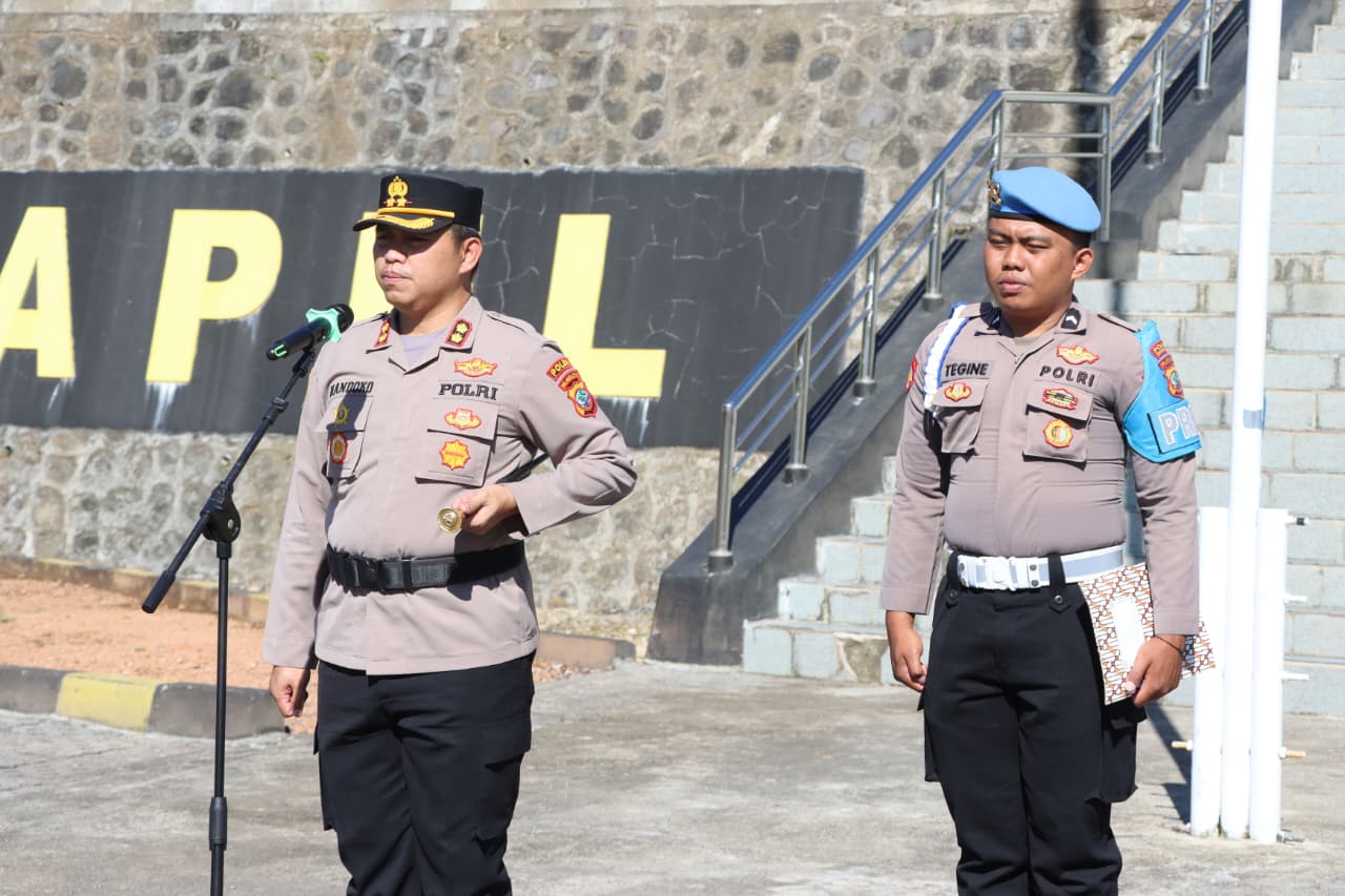 Kapolres AKBP Handoko Sanjaya Pimpin Upacara Bendera Bulanan Polres Minahasa Tenggara