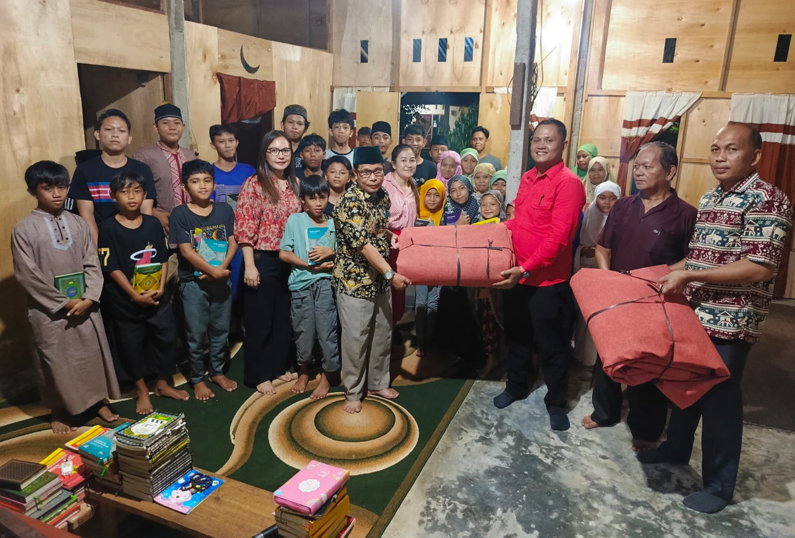 Angdew Ricky Kalangi Serahkan Bantuan Karpet untuk Anak-anak TPQ Nurul Fadilah