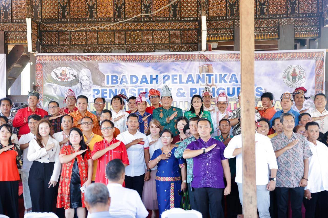 Gubernur Yulius Lantik Pengurus KKT Sulut 2025–2030, Tekankan Persatuan dan Pelestarian Budaya Toraja