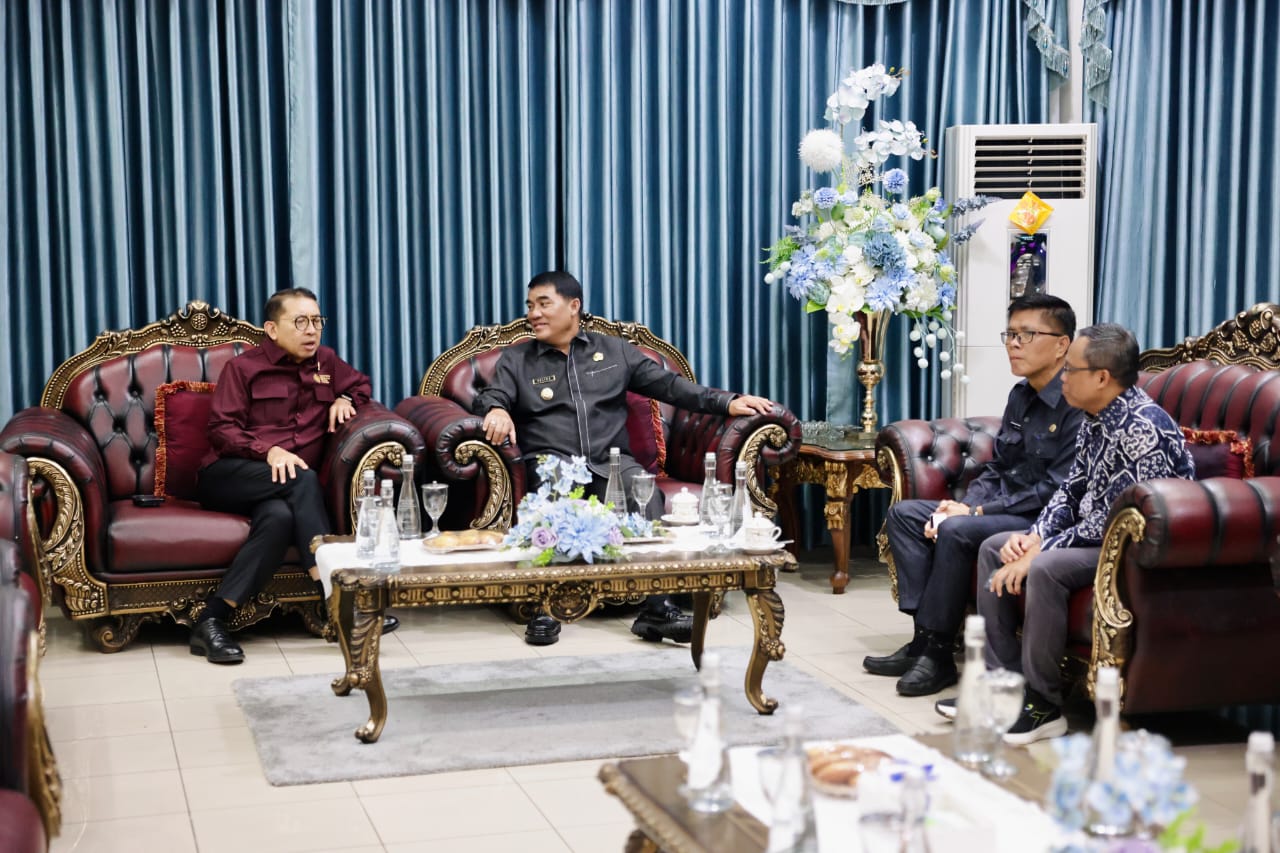 Gubernur Yulius Selvanus Sambut Menteri Kebudayaan Fadli Zon di Bandara Sam Ratulangi