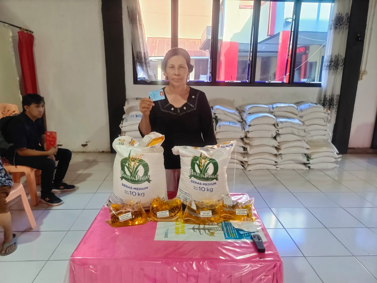 Pemdes Tumpaan Satu Salurkan Bantuan Pangan untuk 103 KPM