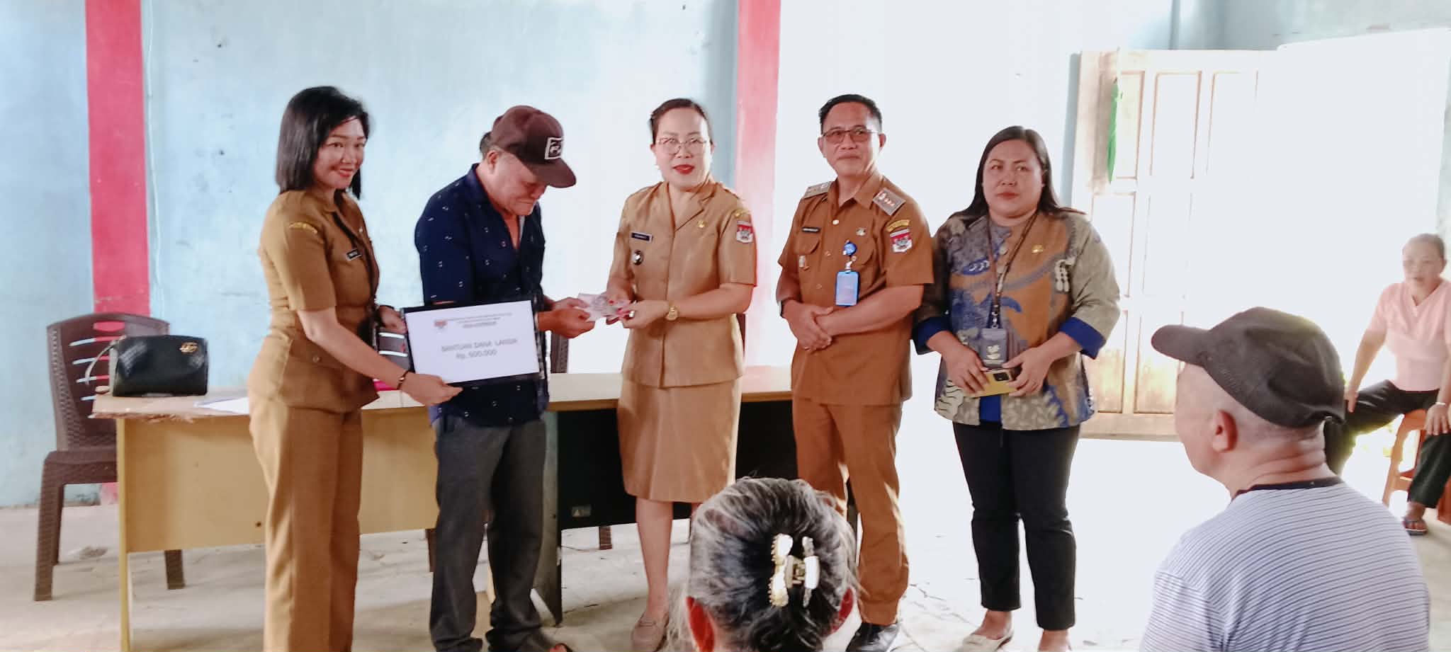 Pemdes Karimbow Salurkan BLT Lansia Pemkab Minsel ke 32 Penerima