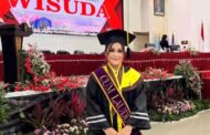 Elke Sisilia Poluakan Sandang Gelar Magister Kesehatan dengan Predikat Cum Laude