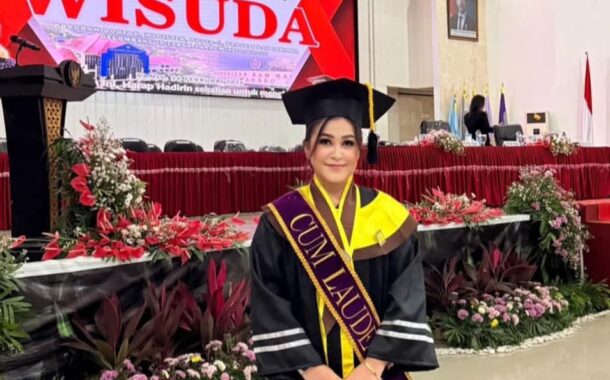 Elke Sisilia Poluakan Sandang Gelar Magister Kesehatan dengan Predikat Cum Laude