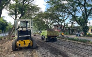 Perbaikan Jalan Ir. Soekarno Mulai Dikerjakan, Alat Berat Diturunkan ke Lokasi