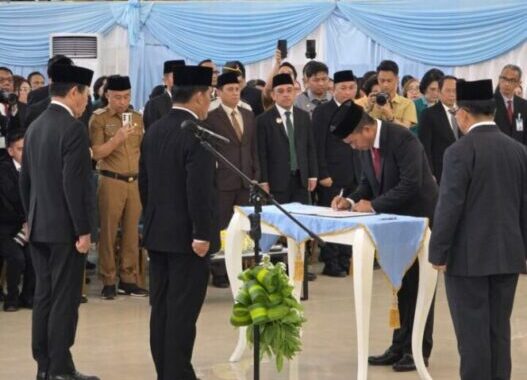 Tahlis Gallang Dilantik Jadi Sekprov, Gubernur Yulius Tekankan Reformasi Birokrasi