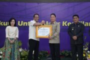 Bupati FDW Terima Penghargaan Menteri Hukum RI atas Komitmen Hadirkan Posbakum hingga Desa