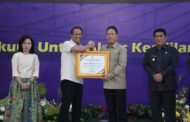 Bupati FDW Terima Penghargaan Menteri Hukum RI atas Komitmen Hadirkan Posbakum hingga Desa