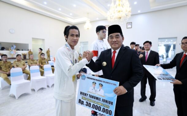 Gubernur Yulius Serahkan Bonus bagi Atlet Berprestasi, Tegaskan Komitmen Pemprov Majukan Olahraga Sulut