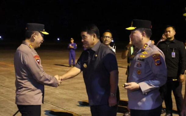 Gubernur Yulius Selvanus Sambut Kedatangan Kapolri di Bandara Sam Ratulangi Manado