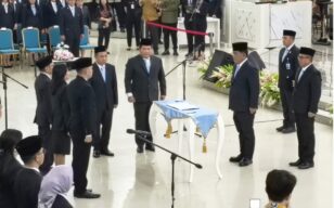 Gubernur Yulius Selvanus Lantik 134 Pejabat Eselon III dan IV, Tekankan Profesionalisme Birokrasi
