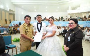 Gubernur YSK Jadi Saksi Kawin Massal Harganas, Puluhan Pasangan Resmi Peroleh Kepastian Hukum
