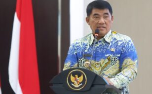 Gubernur Yulius Ultimatum Pejabat Eselon III: Berinovasi atau Tertinggal
