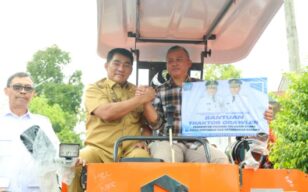 Gubernur Yulius Salurkan Alsintan dan 43 Ton Benih Jagung untuk Minahasa, Dorong Modernisasi Pertanian
